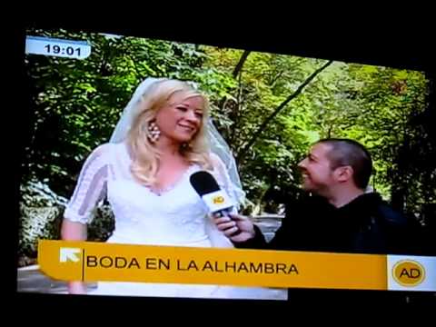 Jules y Barry: Boda En La Alhambra - Jules watching on TV