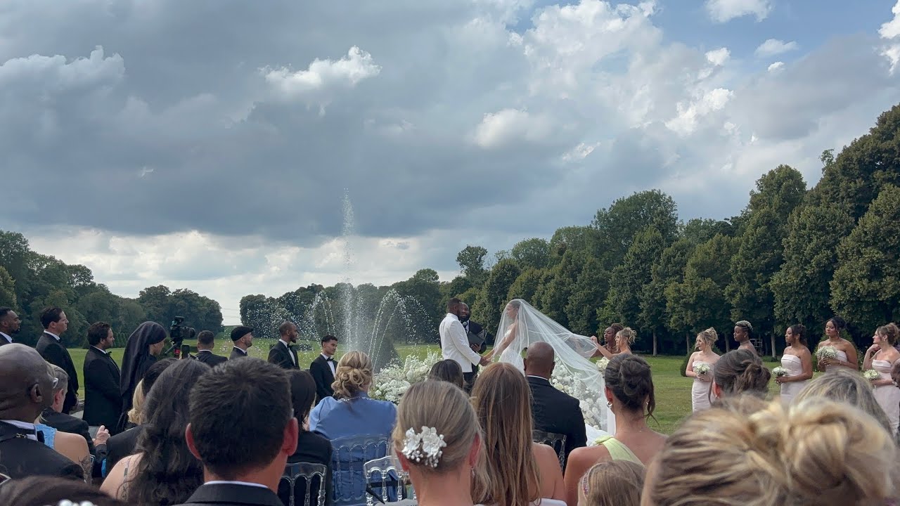 Breathtaking wedding at the stunning Château de Champlâtreux! 🌹