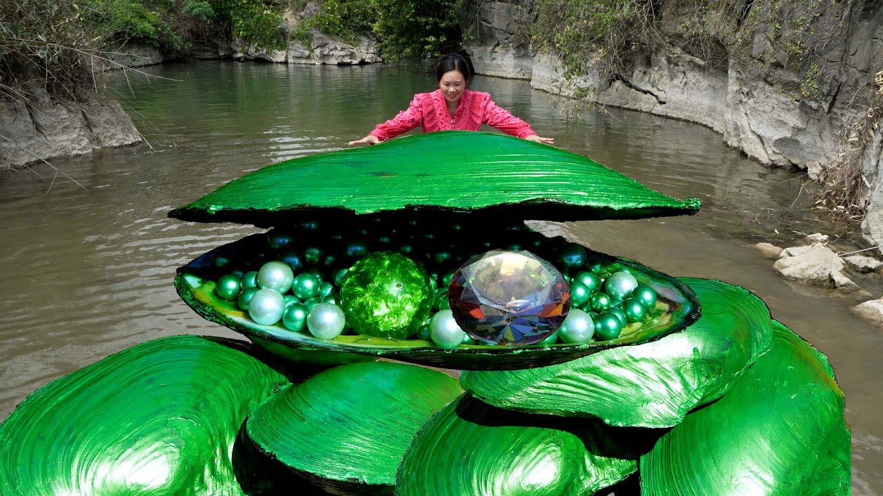 😱🎁The girl discovered a green giant clam, which contained precious green pearls and gemstones