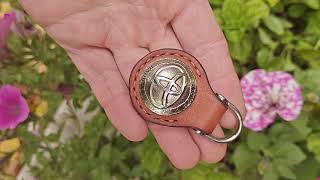 видео: Брелок Toyota, сталь и оранжевая кожа картинка: Брелок Toyota, сталь и оранжевая кожа