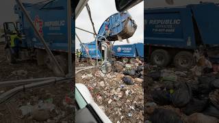 garbage truck republic services dumping trash #garbage #trash #garbagetruck #garbagefree
