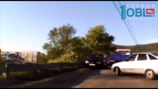 Мотоциклист Без Прав Повалил Столб, Устроив Пробку На 300 Машин