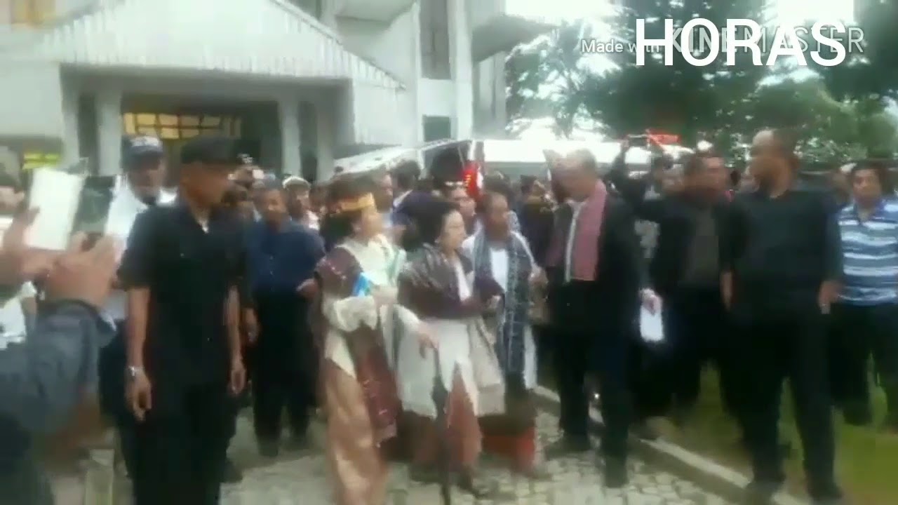 PARMINGUON JENAZAH DL SITORUS HUHUT MAMBOAN TU INGANAN NA PARPUDI (PEMAKAMAN)