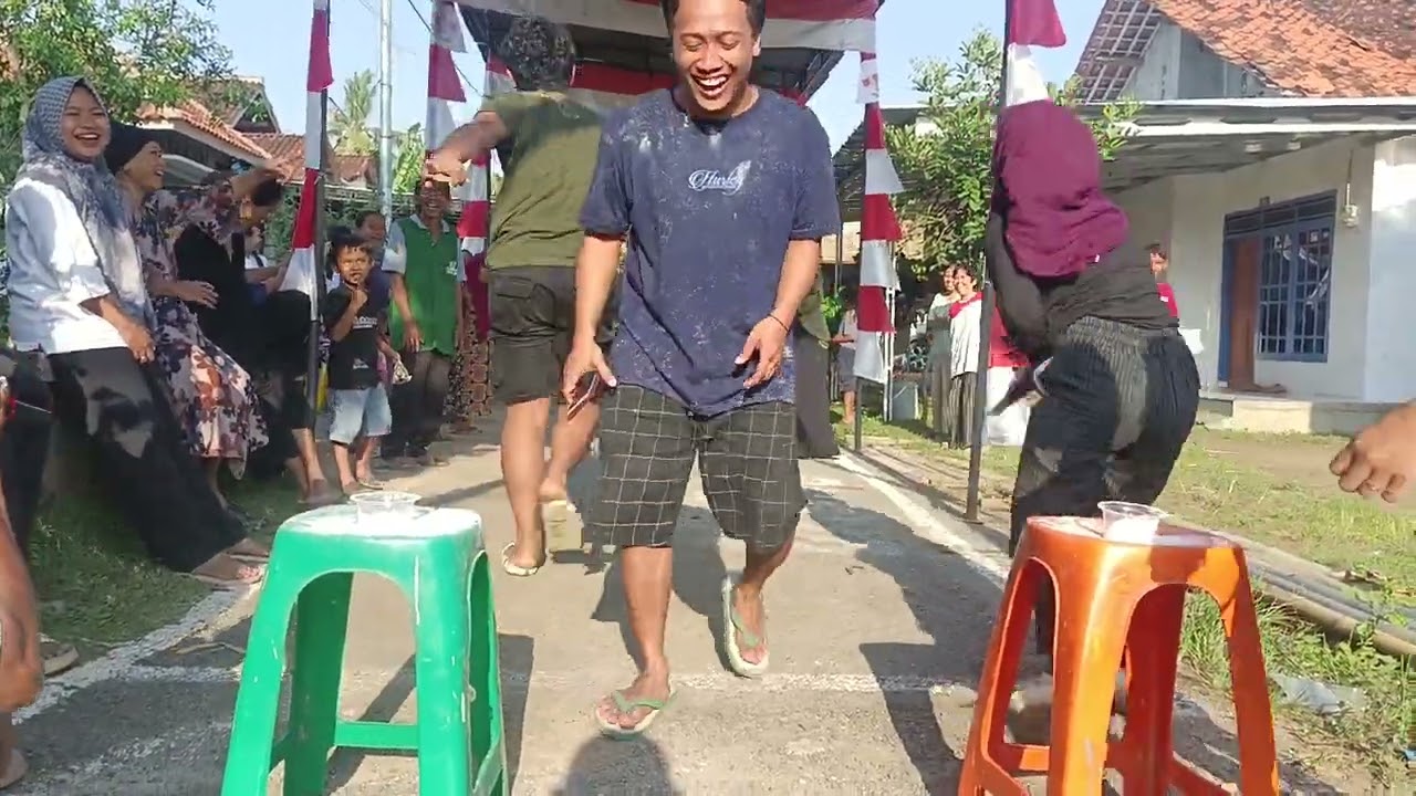 Lomba  membawa  tepung di masukkan ke gelas plastik  17 agustus  2025