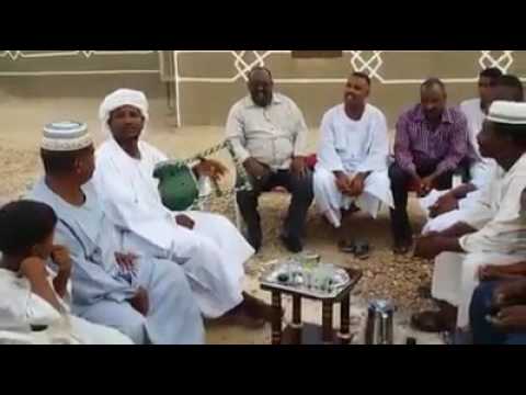 الفنان عبد الهادي السليم في جلسة فنية بالطمبور من قلب مدينة أوربي في منزل الشاعر فيصل محمد علي 