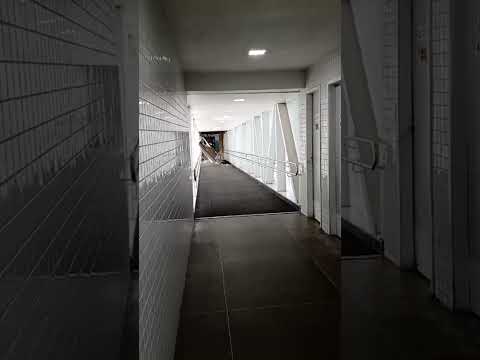 Uma placa de revestimento do teto da passarela do Instituto Doutor José Frota (IJF), em Fortaleza