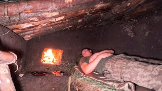 Büyük Bir Ağacın Altında Gizli Bir Sığınak İnşa Etmek. Doğada Yaşam Becerileri