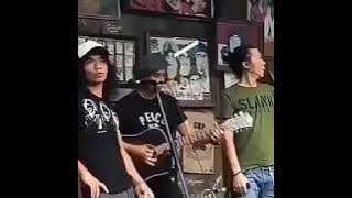 Slank-solidaritas Akustik di potlot