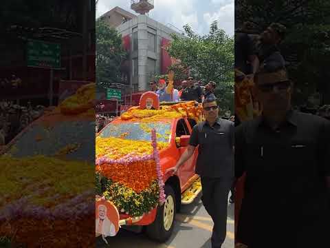 People shower flowers to welcome PM Modi | Bengaluru roadshow infuses new ENERGY 🚀 in BJP&#39;s campaign