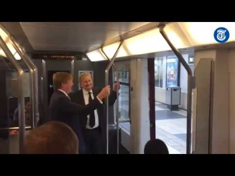 Willem-Alexander duikt op in metro