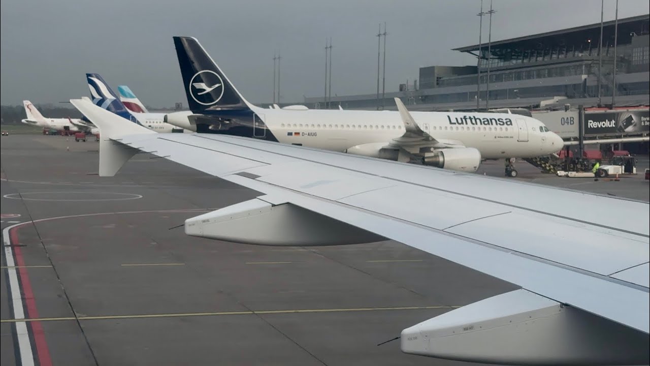 Lufthansa Airbus A319 taking off from Hamburg Helmut Schmidt Airport