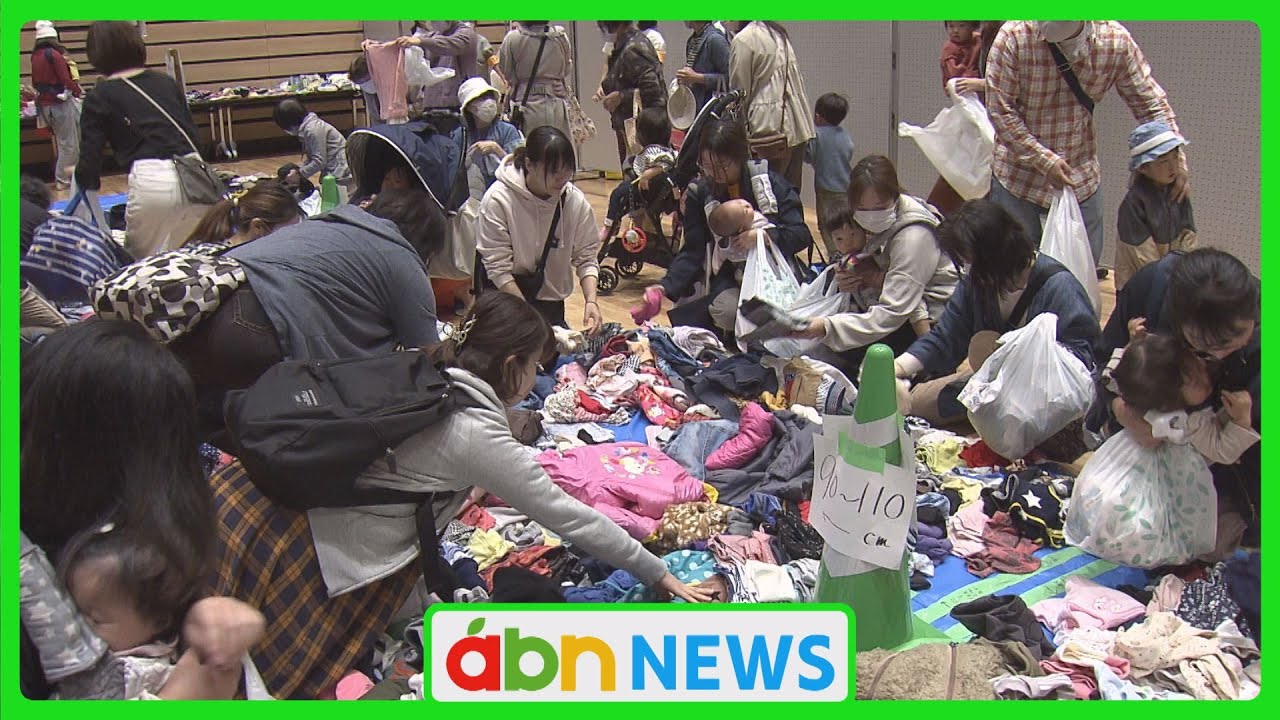 100円の詰め放題が大人気 〝おさがり〟バザー 保護者は興奮 