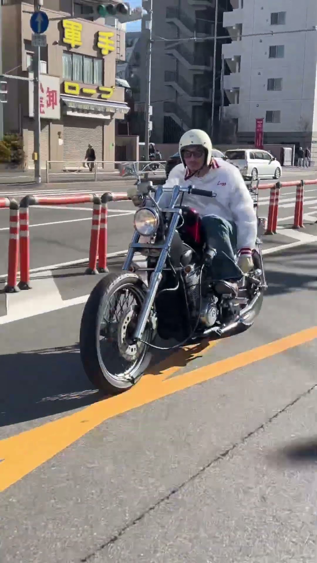 [問卦] 牛仔褲＝土？英日都不穿，台灣人還在跟風