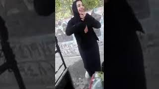 بنت ترقص في الشارع علي مهرجان غاوي حب عاوز بكام