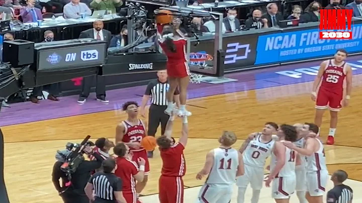 Indiana cheerleader saves March Madness basketball game