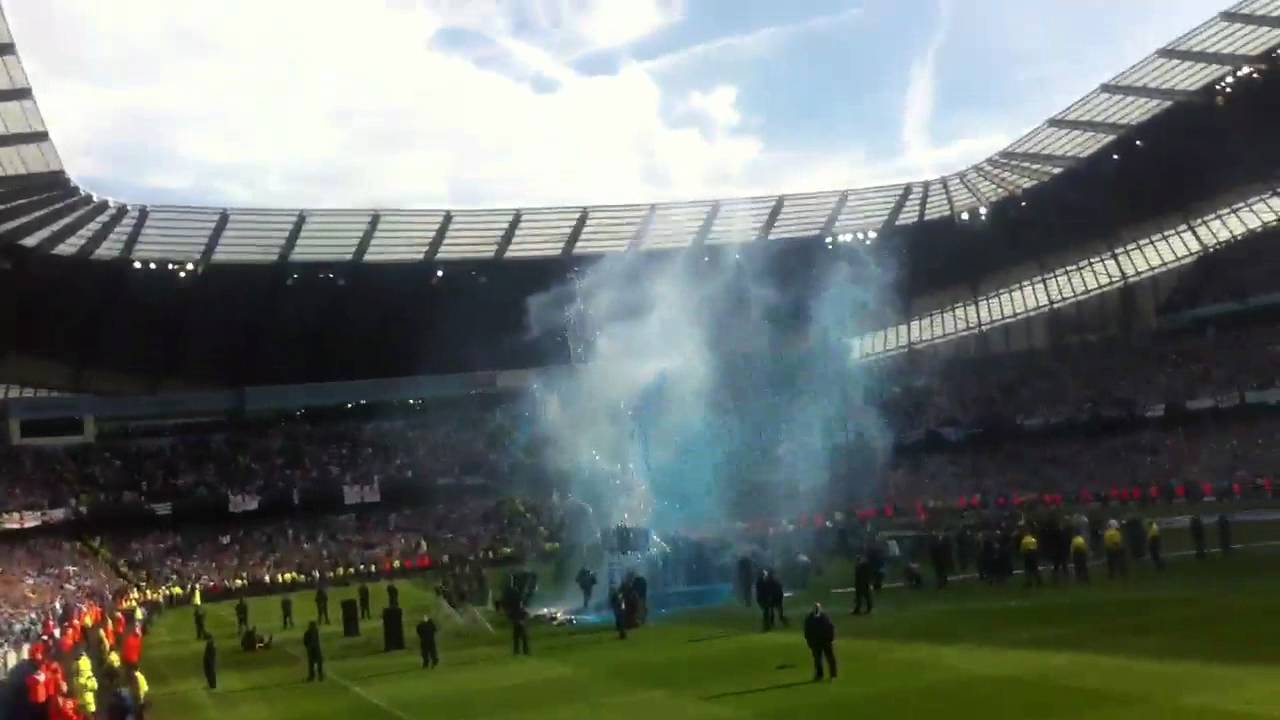 manchester-city-lift-the-premier-league-trophy-youtube