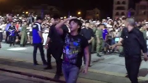 SỐC: Sơn Tùng M-TP bị khán giả ném đồ khi diễn ở Bắc Giang - TinTube