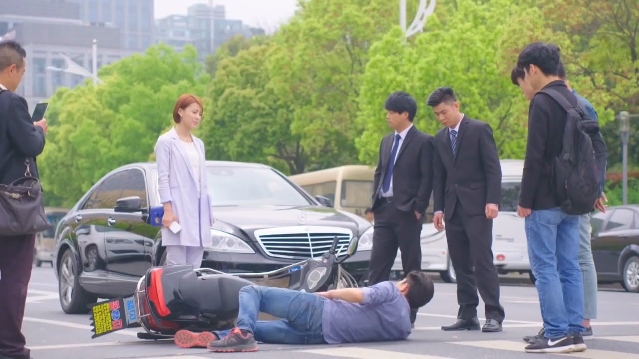 【最新電影】董事長開車被人碰瓷，姑娘路過一招解決，董事長當場錄用她！