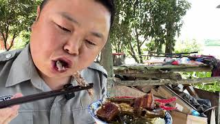 西娃子一个人在家吃豪华盖浇饭，大块红烧肉，红烧黄鳝鱼，酸泡椒，吃的真香啊#农村美食 #记录真实生活 #干饭人