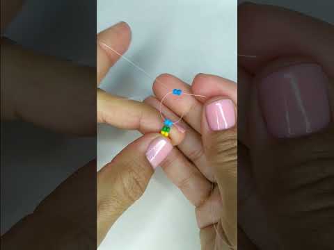 Vídeo: Maneiras fáceis de colocar amuletos em uma pulseira Pandora: 10 etapas
