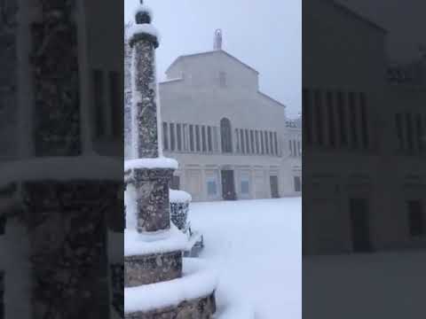 Nevica sul Santuario di San Pio a San Giovanni Rotondo (FG)