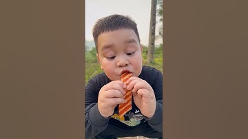 Cậu bé tốt bụng lần đầu ăn xúc xích và cái kết hài hước#shorts​​