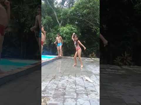 Noemia dançando na piscina