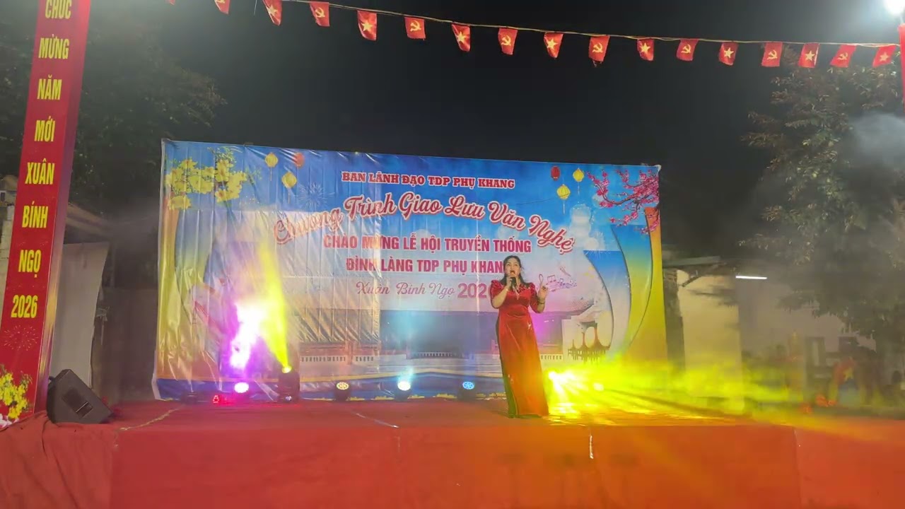 Tuỳ Phan tặng hoa và hát trong ngày lễ hội đình làng thôn Phụ Khang- ca khúc: thơ tình của núi