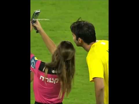 Ketika Pemain vs Wasit Wanita 😚