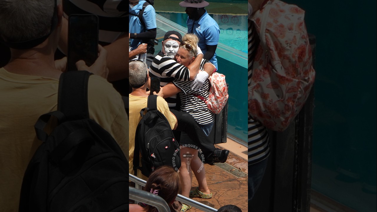 Tom o mímico deu aquele abraço apertado 🤗😂🤣 #tomthemime #seaworldmime #seaworldorlando