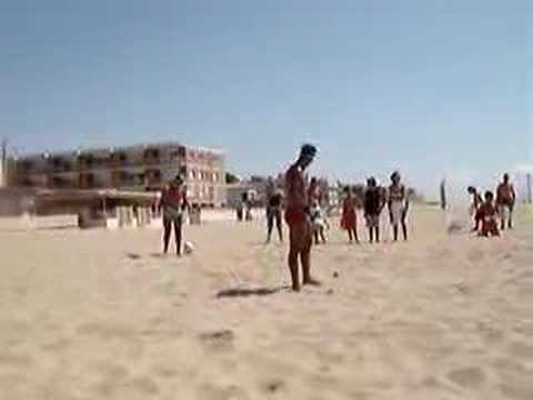 Un dia en la playa de Castelldefels, Maria y yo grabamos un video de Ronaldinho jugando un partido de futvoley.