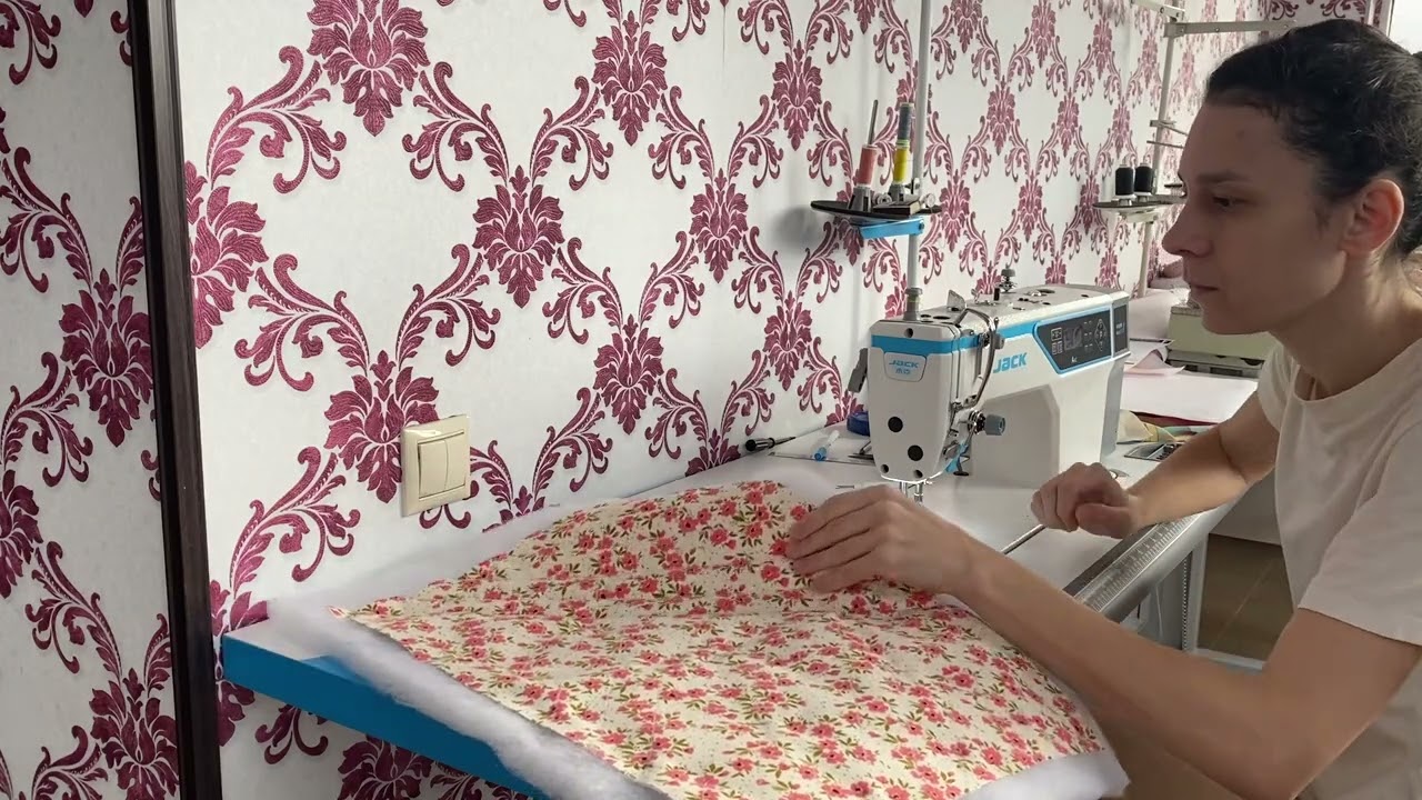 6. Закулисье моей домашней мастерской. Продолжаю шить косметички из микровельвета. Делаю стежку.