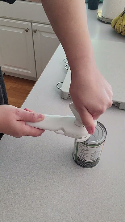 Smooth-Edge Can Opener  Pampered Chef 