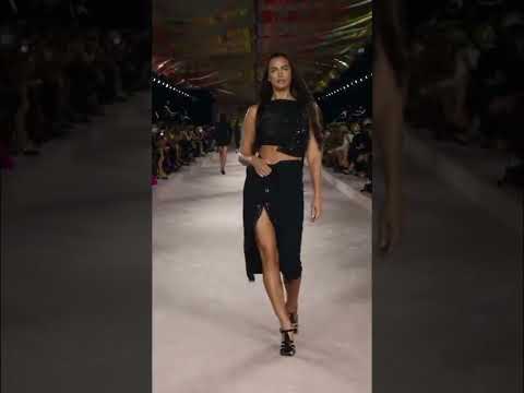 Video: Irina Shayk ble en stjerne i Versace