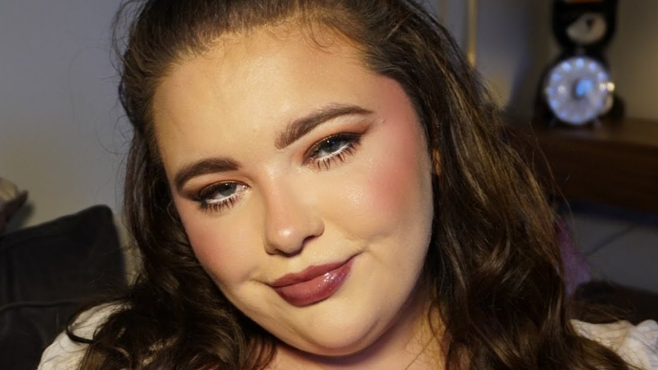 JENNY LOVE | The British Star You Should Know — Her Popularity Keeps