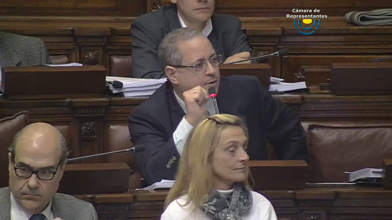 El Parlamento uruguayo pretende reinstalar las PERRERAS EN URUGUAY! newspaper mockup