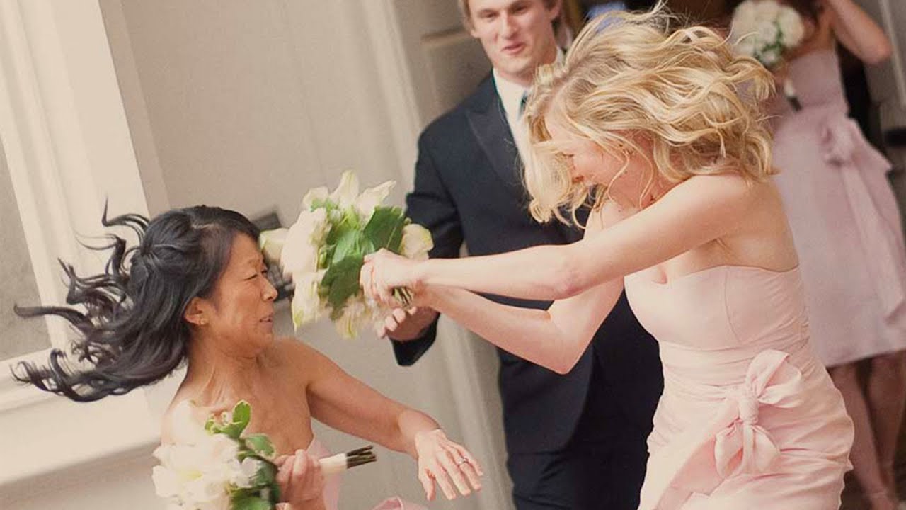 r/AITA за то, что вышла из себя на свадьбе своего сына?