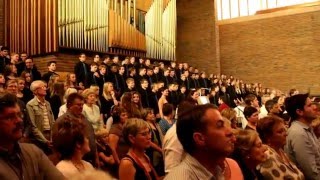 Gemeente sing LB488 tydens Paasspel