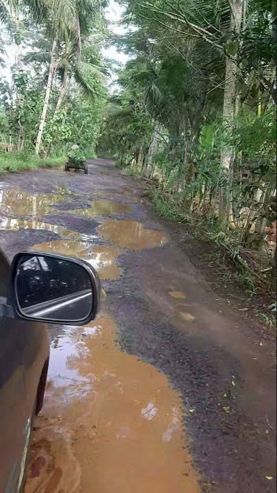 asiknya kolam di tengah jalan