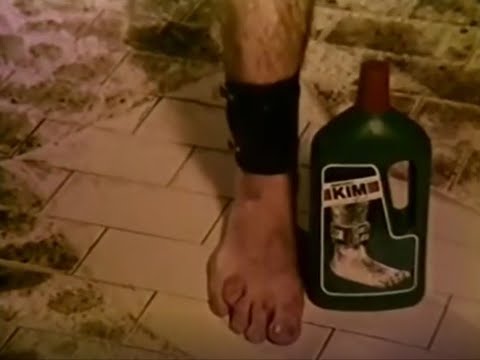 Şener Şen VİM reklamıyla dalga geçiyor ('Çıplak Vatandaş' filmi / 1985)
