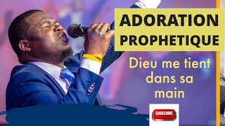 C’est dans sa main que Dieu me tient | temwayaj mwen posib | adoration prophétique | Ev Trofort