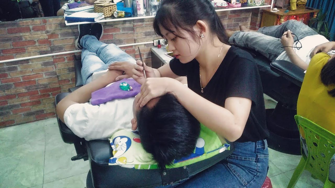 Vietnam Street Massage Barbershop With Pretty Girl Only $7 for Face Shave, Massage and Shampoo