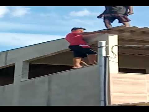Morador ajuda Ladrão descer de telhado.