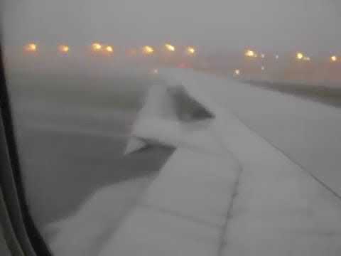 Самолет взлетает в тайфун (аэропорт Гонконга)