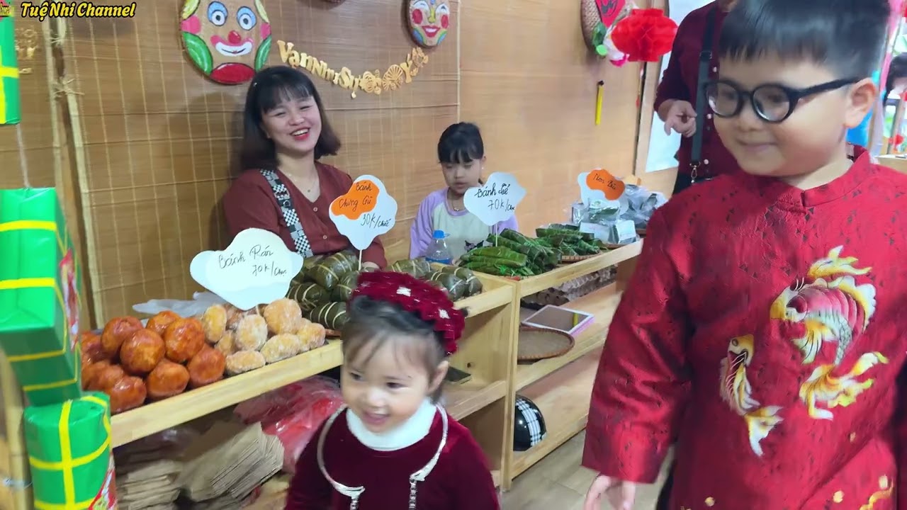 TUỆ NHI ĐI HỘI CHỢ TẾT Ở TRƯỜNG MẦM NON NHỮNG NGƯỜI BẠN NHỎ - LITTLE FRIENDS MONTESSORI PRESCHOOL