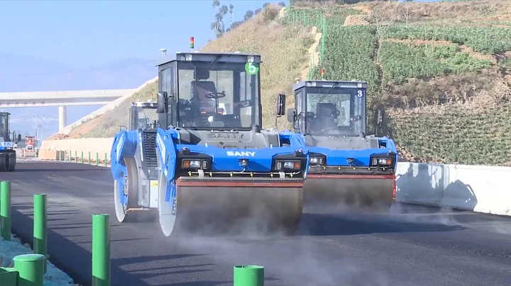 Autonomous pavers, rollers help build expressway in Yunnan, China - DayDayNews