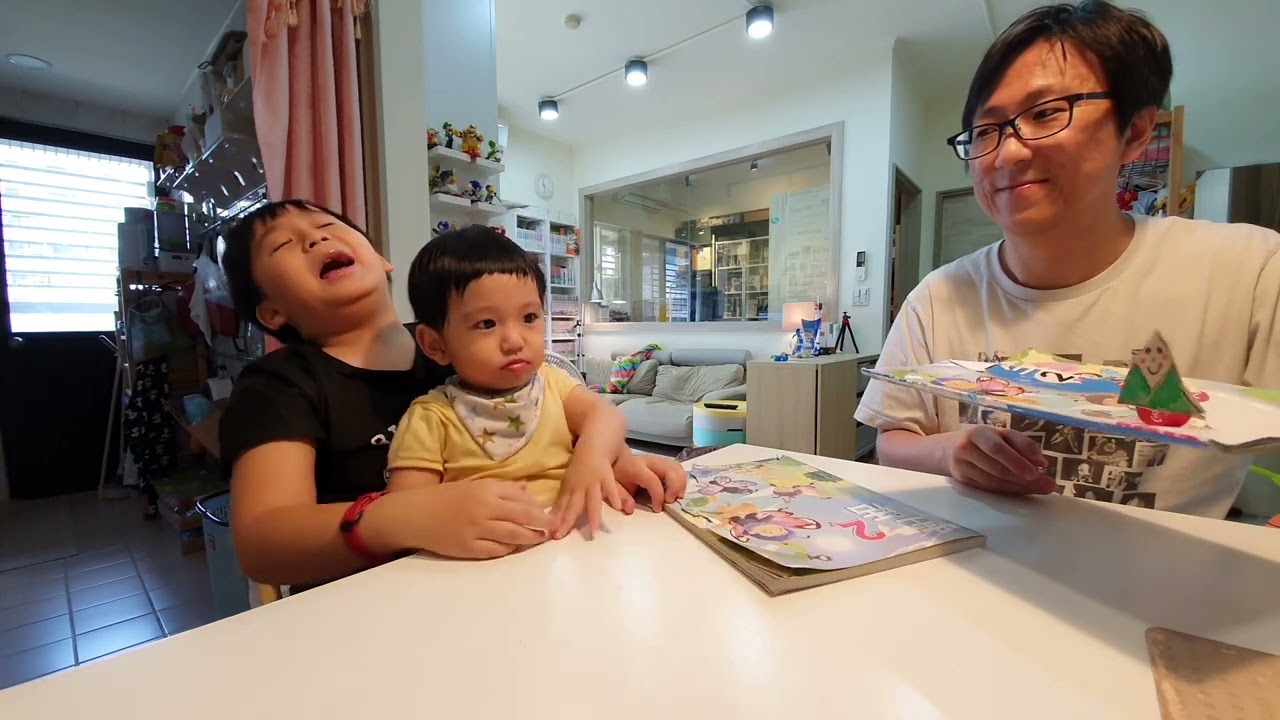 二年級停課無法上學時視訊展示手作，弟弟在咬哥哥課本｜咚1y5m13d 桐8y2m