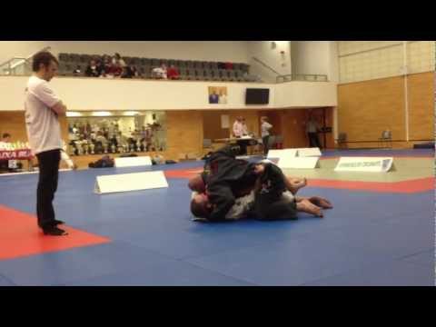 English Open BJJ 2012.11.11. absolute division faixa roxa master first fight part 2.