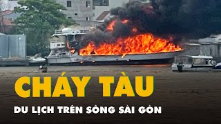 Đang cháy tàu du lịch trên sông Sài Gòn