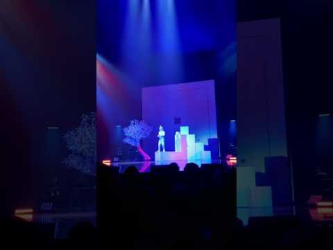 Juggling (Ewai) - ECHO by Cirque du Soleil auf YouTube ansehen Juggling (Ewai) - ECHO by Cirque du Soleil auf YouTube ansehen